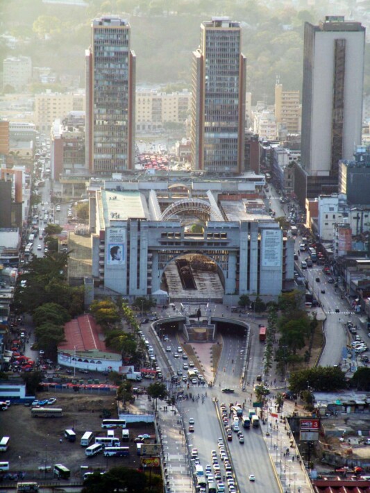 2. El Palacio de Justicia preside