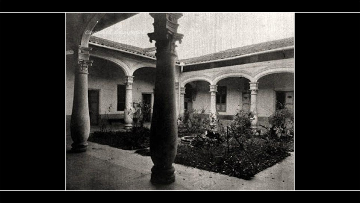 2. Patio del Colegio Chaves.