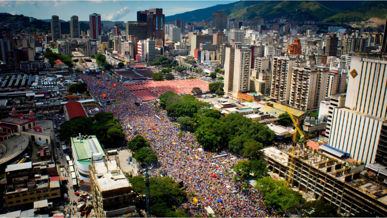 4. Av. Bolívar durante una concentració́n política.