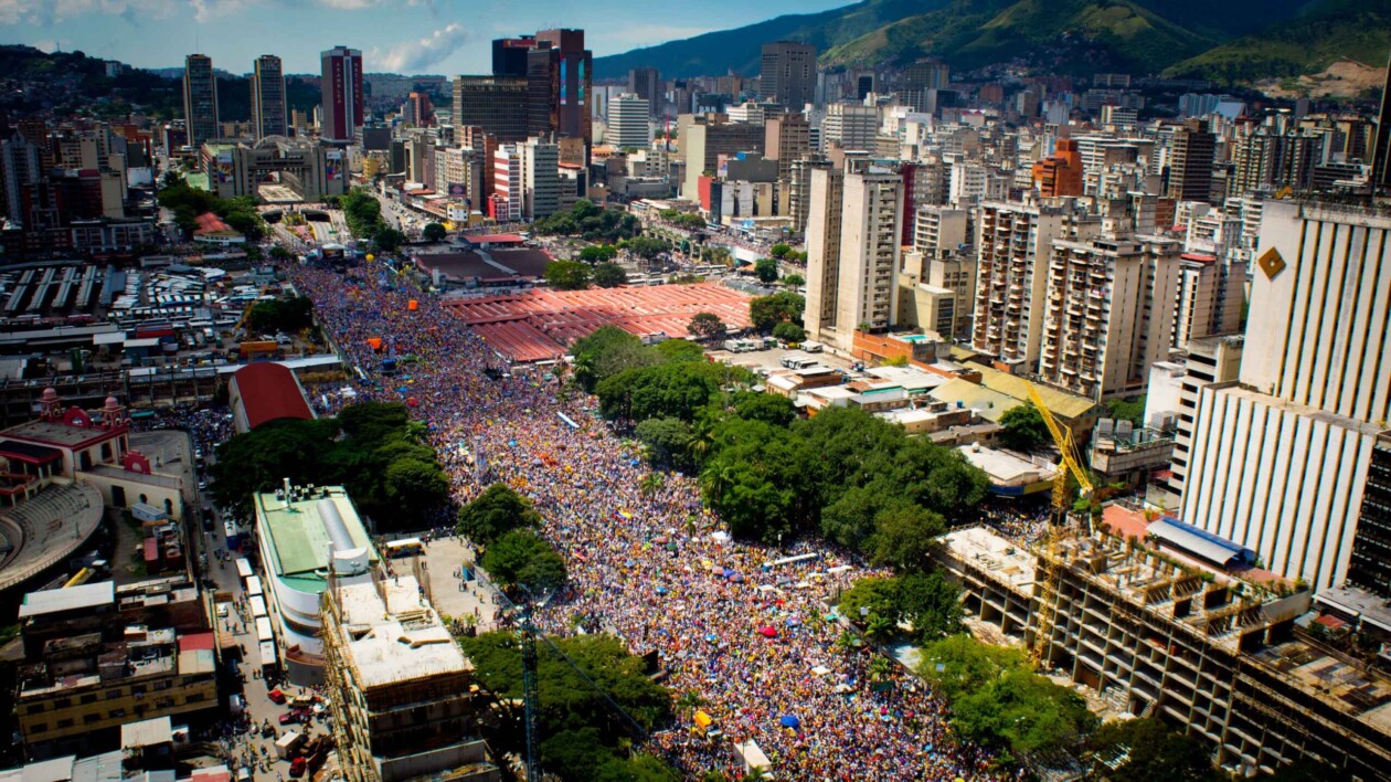 4. Av. Bolívar durante una concentració́n política.