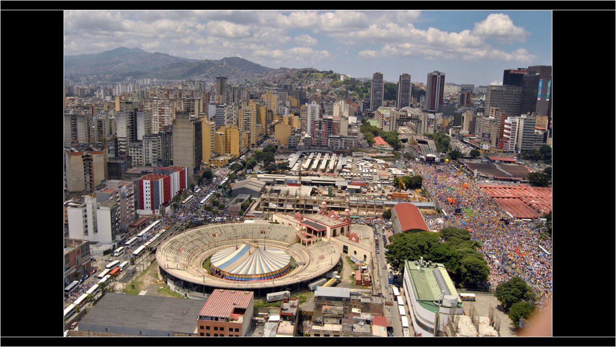 5. En el centro el Nuevo Circo, a la derecha el MUSARQ y el Museo Cruz Diez