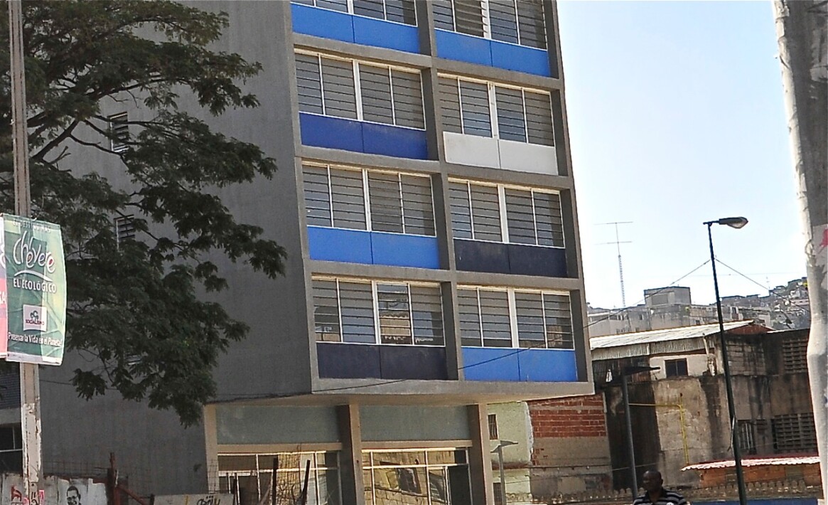 6. Persianas de vidrio de gran tamaño hacia el sol oeste.