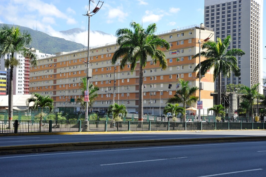 7. Fachada Oeste del bloque junto a la Plaza del Alba.
