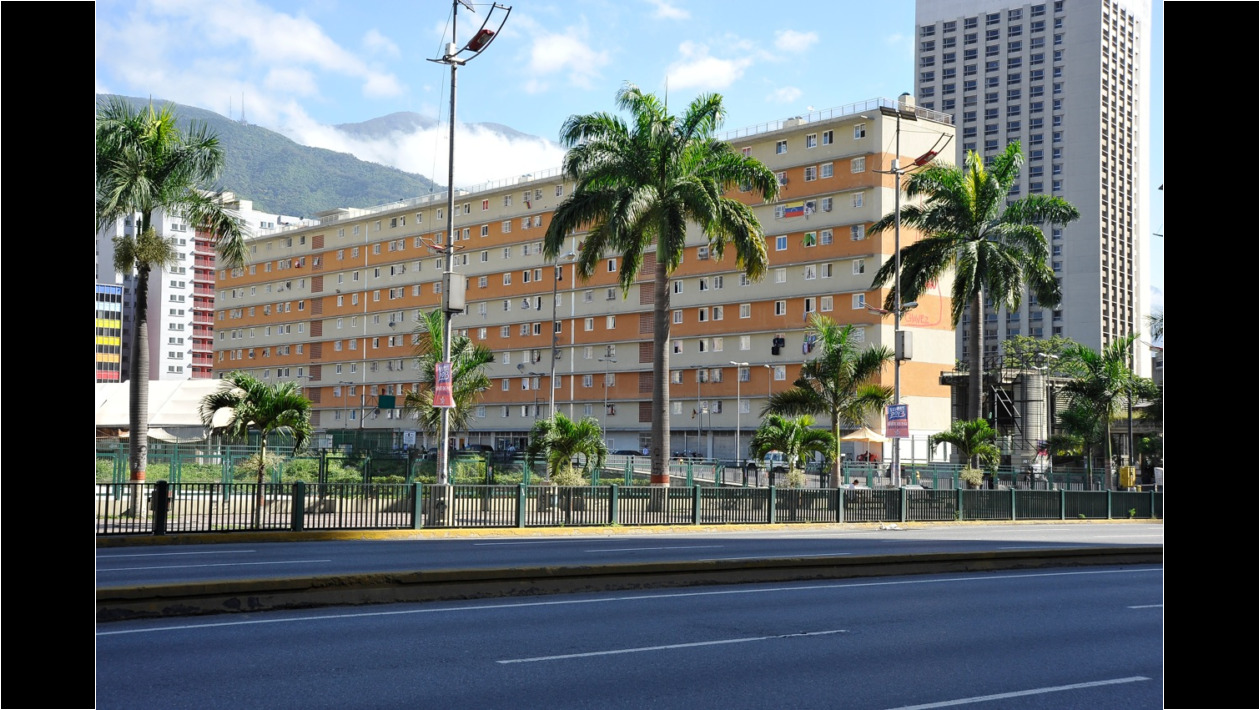 7. Fachada Oeste del bloque junto a la Plaza del Alba.