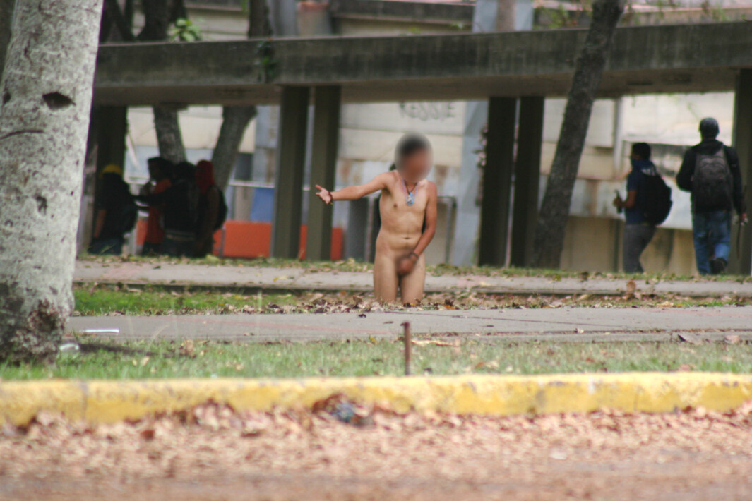 Estudiante agredido escapa desnudo de sus agresores