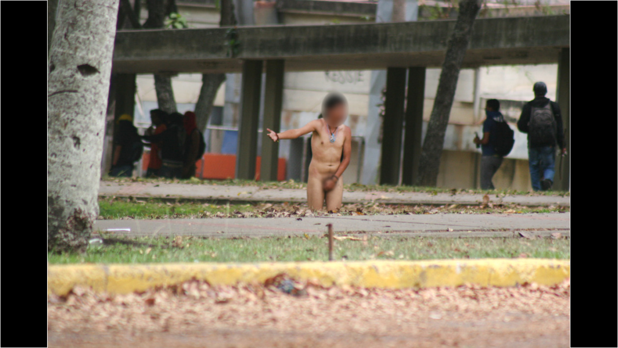 Estudiante agredido escapa desnudo de sus agresores