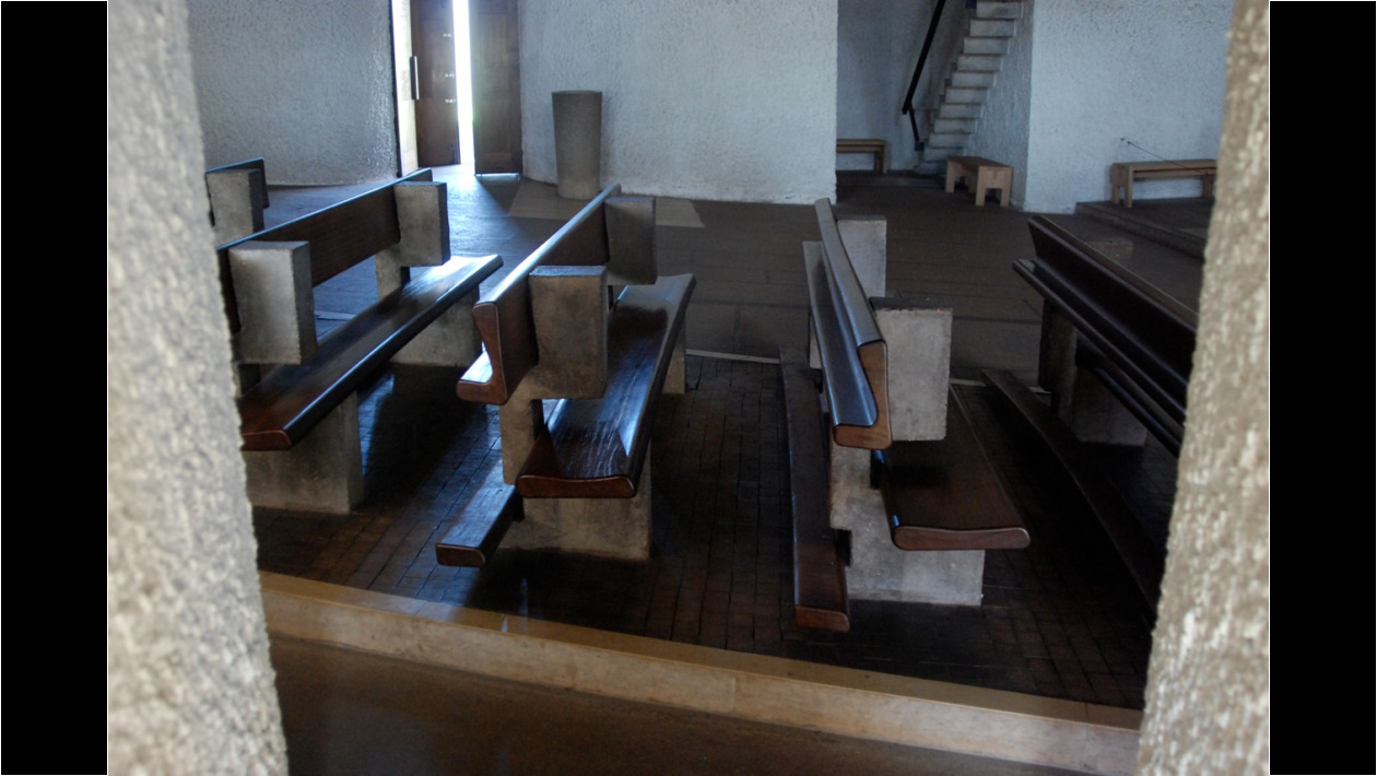 Madera y concreto en los bancos.