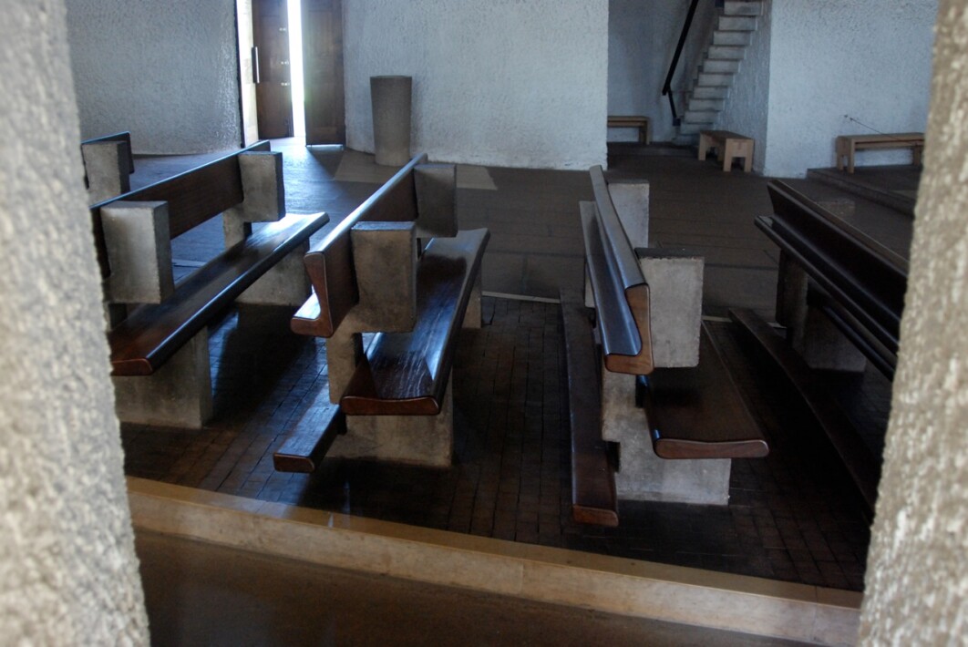 Madera y concreto en los bancos.