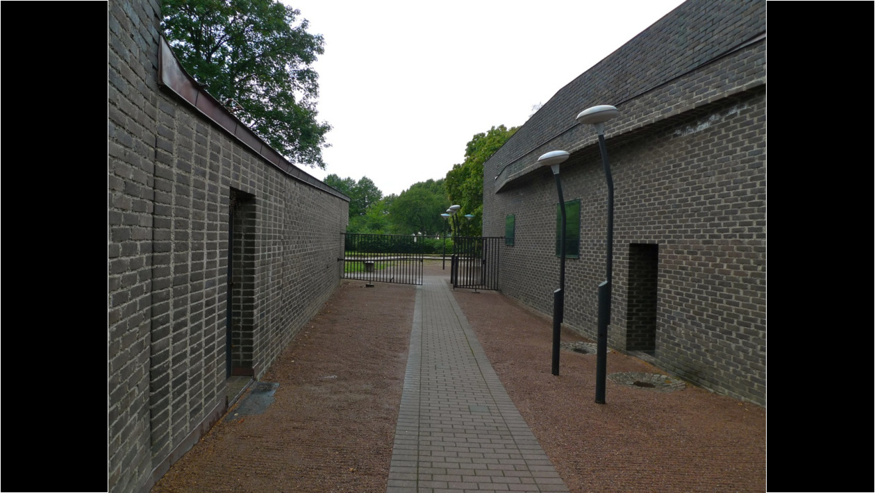 14.A la der. una de las entradas secundarias