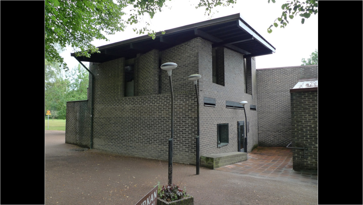 1d. El Centro Parroquial. El acceso a la iglesia a la derecha.