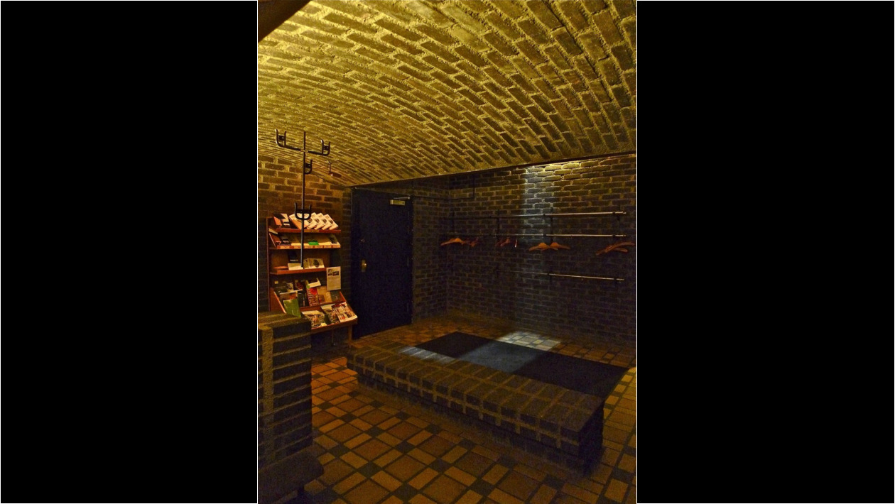 2.La puerta y el vestíbulo ( Capilla de Matrimonios)