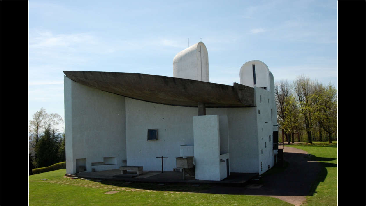 3. Este: Altar abierto y la "caja" de María.