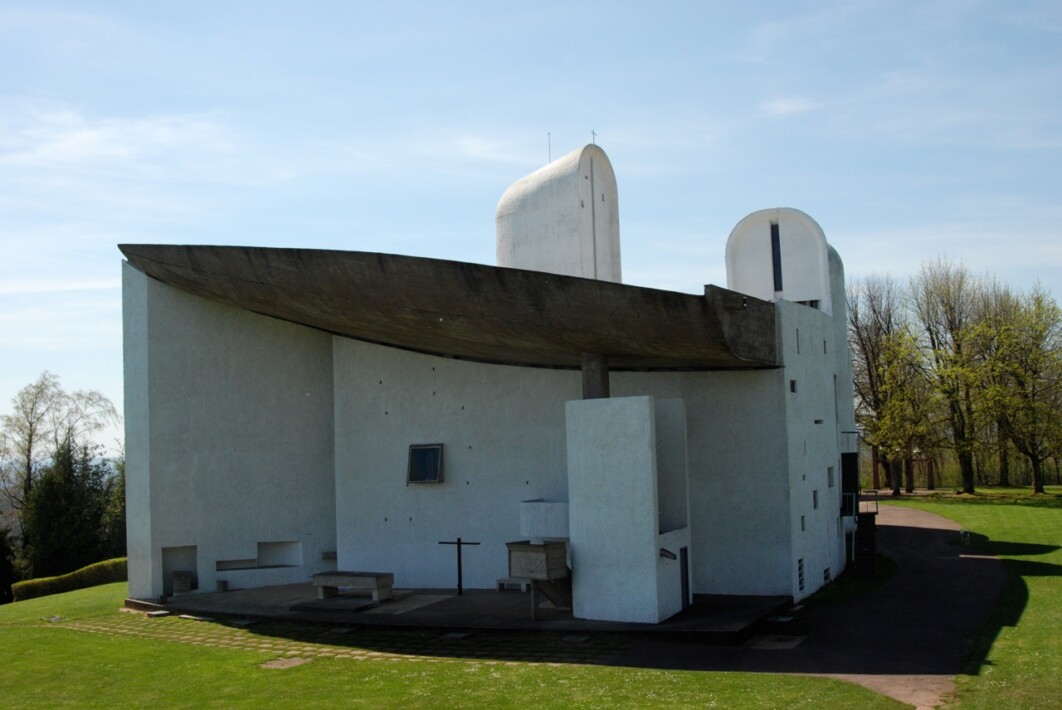 3. Este: Altar abierto y la "caja" de María.