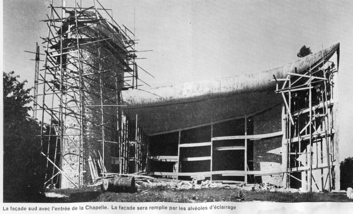 3.Los muros de piedra y  el campanario.