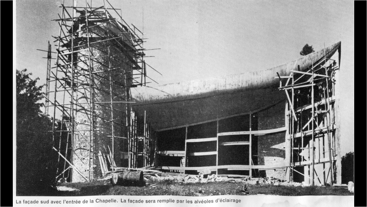 3.Los muros de piedra y el campanario.