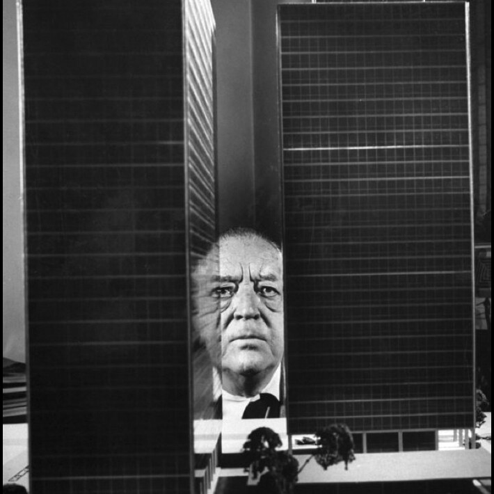 3a.Mies ante la maqueta de Lake Shore Drive