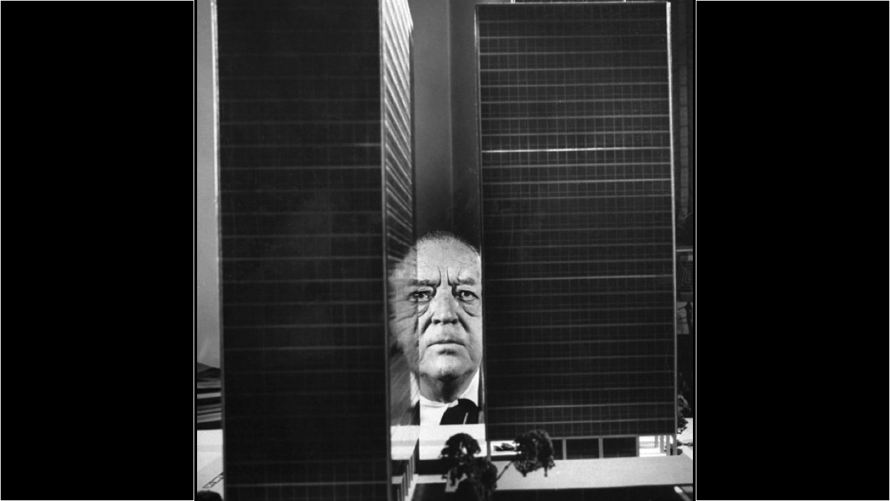 3a.Mies ante la maqueta de Lake Shore Drive