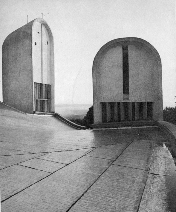 4a.El techo terminado. A la izquierda el campanario