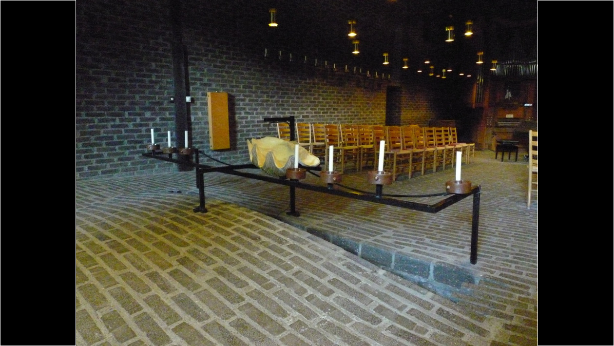 6.A la izq. del acceso, la Pila Bautismal.