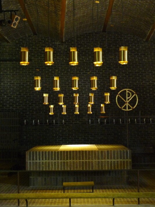 8.El Altar Mayor y las lámparas, tradición nórdica