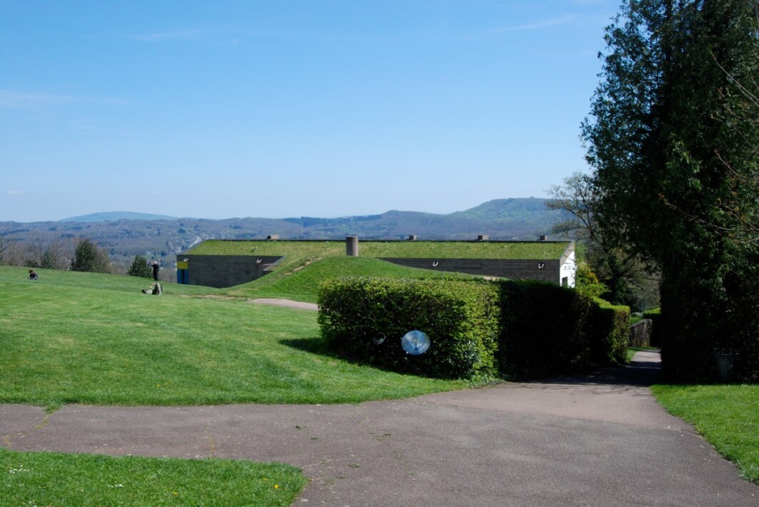 8.El techo de la Casa y el prado se integran