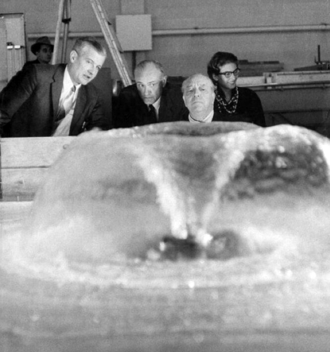 8.Mies y Philip Johnson ven pruebas de las fuentes del edif. Seagram