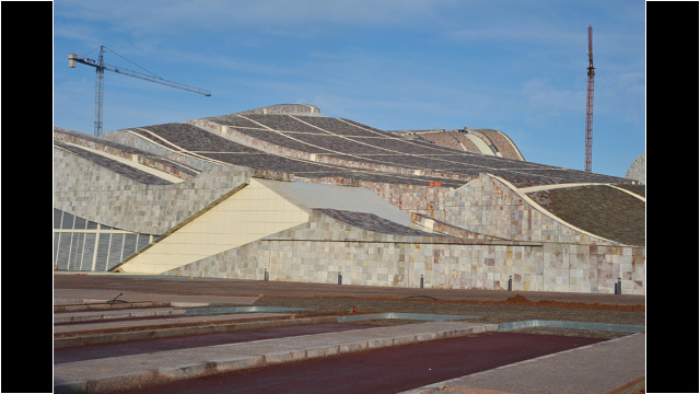 Si olvidamos lo demás, la piedra es la salvación de la Ciudad de la Cultura.