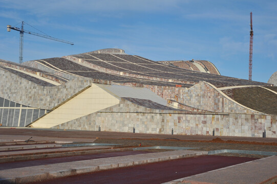 Si olvidamos lo demás, la piedra es la salvación de la Ciudad de la Cultura.