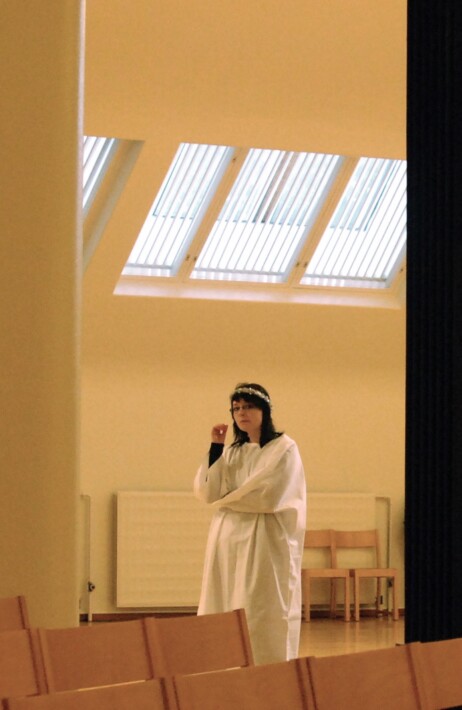 Participante de un rito en la Iglesia de las Tres Cruces en Imatra