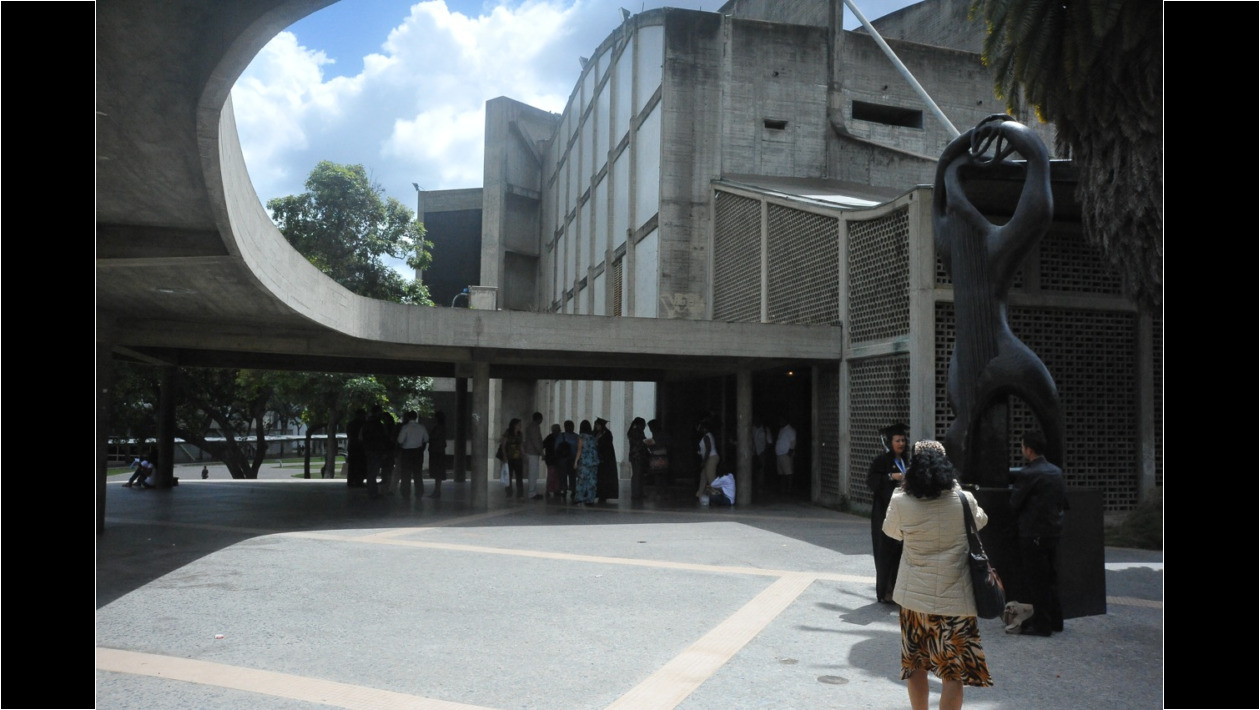 Plaza Cubierta HL y Aula Magna