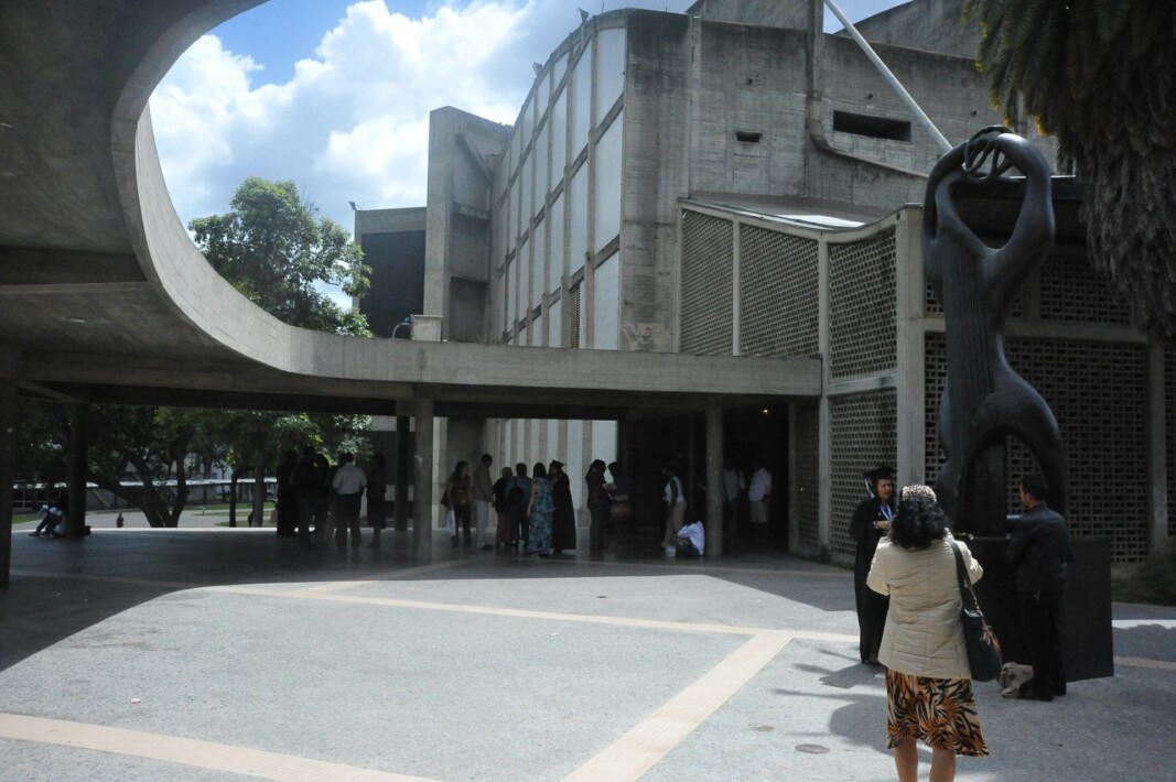 Plaza Cubierta HL y Aula Magna