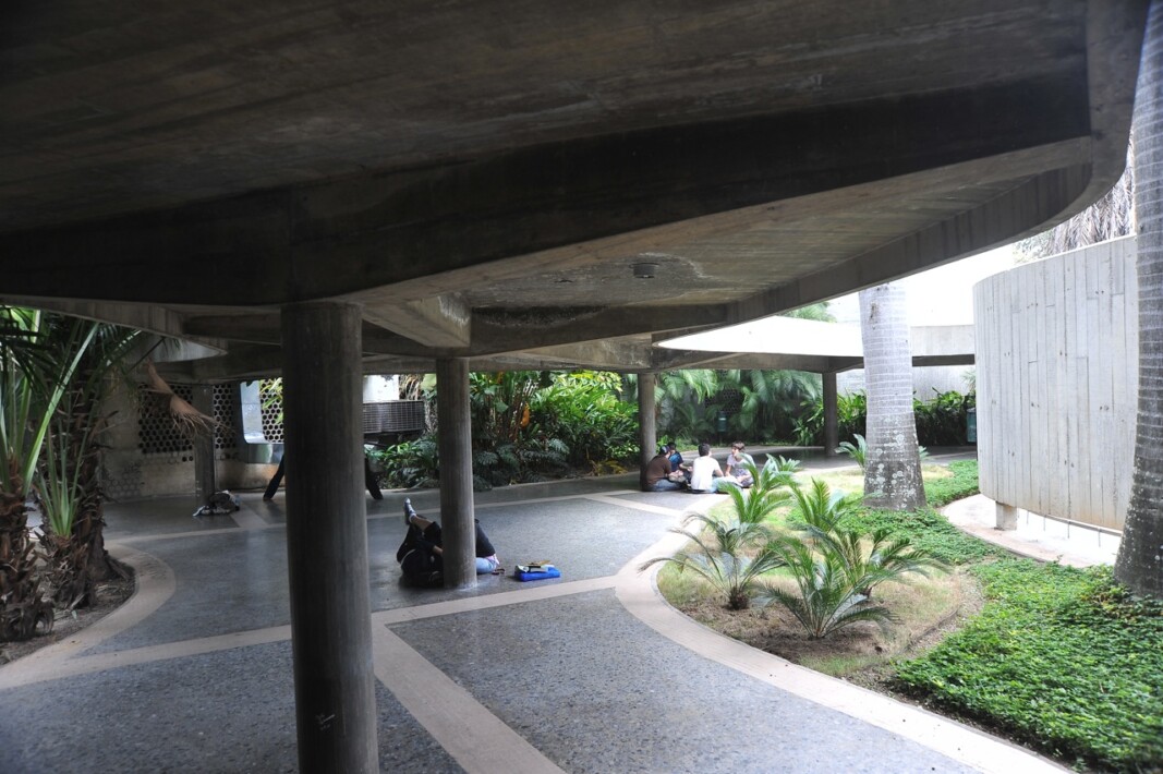 Plaza Cubierta detras del mural de F Léger