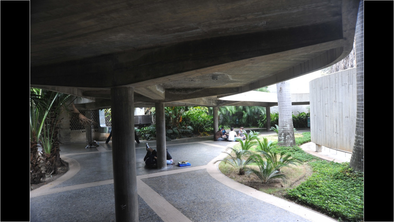 Plaza Cubierta detras del mural de F Léger