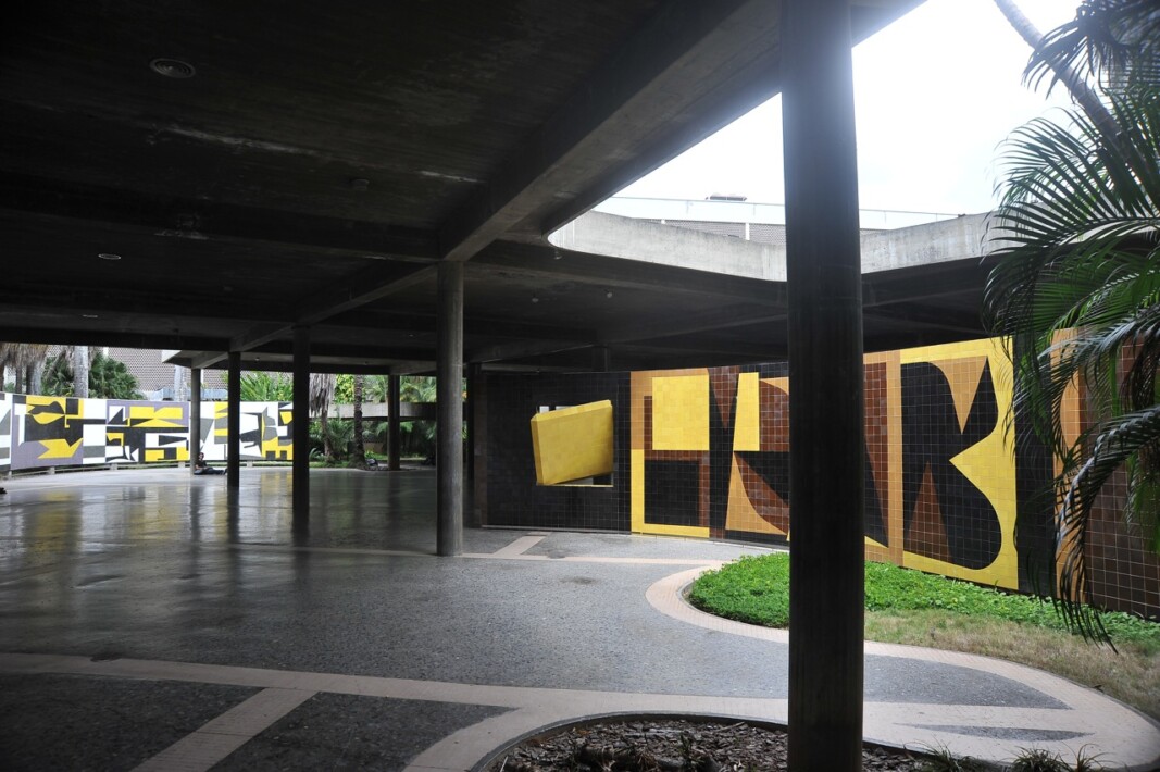Plaza Cubierta V. Vasarely, al fondo Omar Carreño