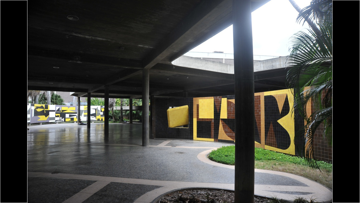 Plaza Cubierta V. Vasarely, al fondo Omar Carreño