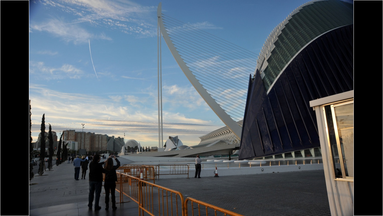 El Ágora a la derecha