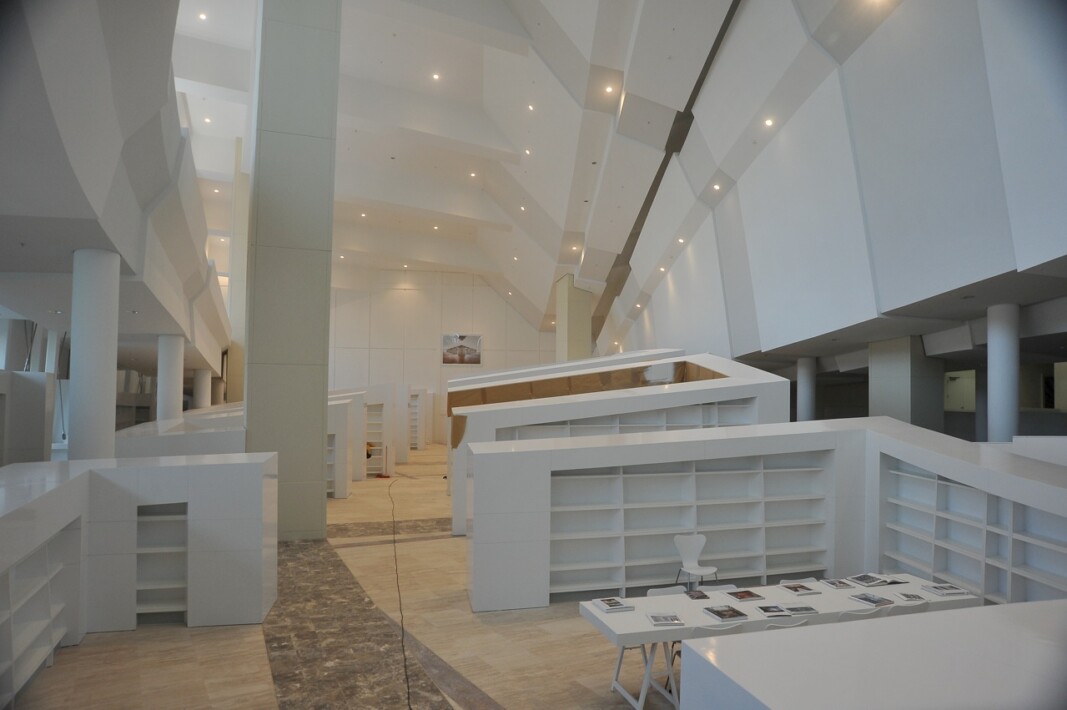 Las estanterías ascienden diagonalmente ¿se cortarán los libros?