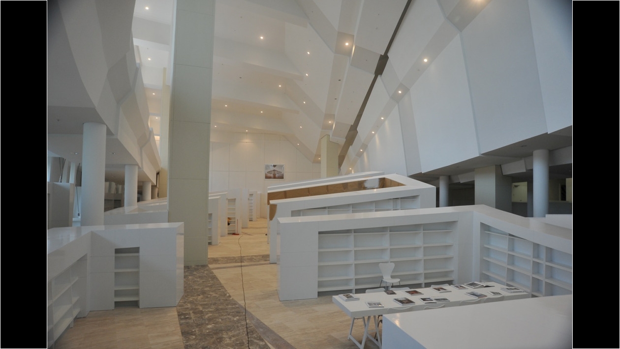 Las estanterías ascienden diagonalmente ¿se cortarán los libros?