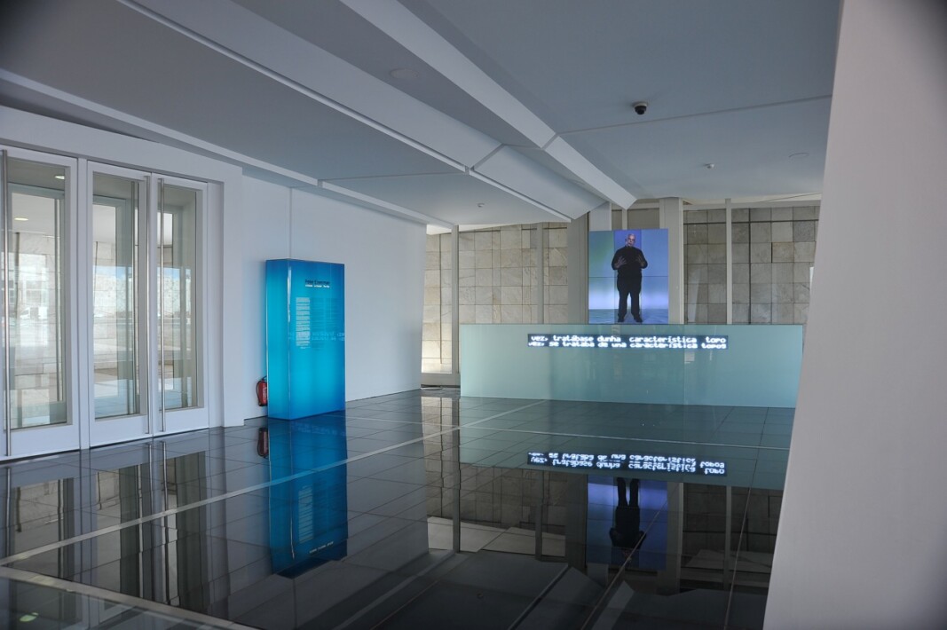 Eisenmann preside... surgiendo de un plafón