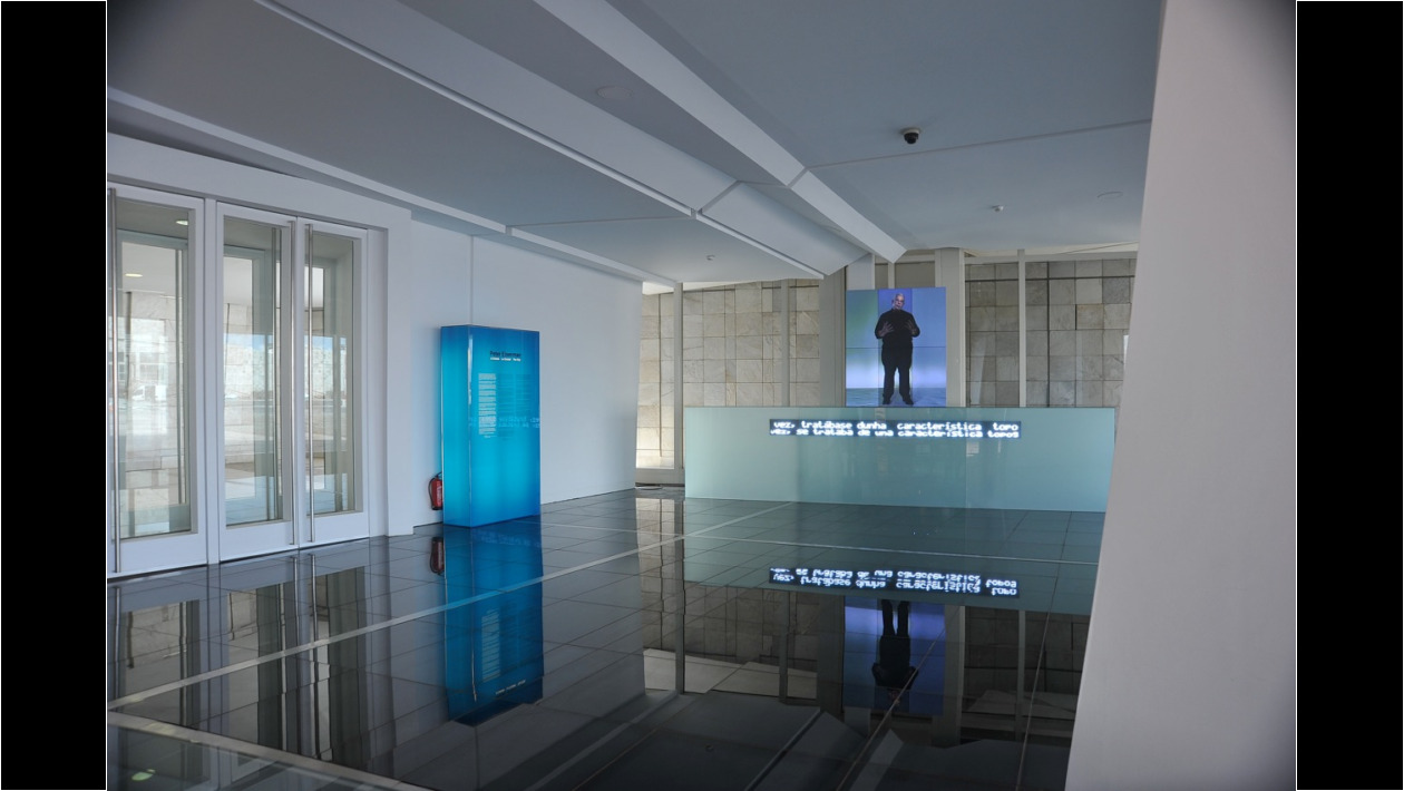 Eisenmann preside... surgiendo de un plafón