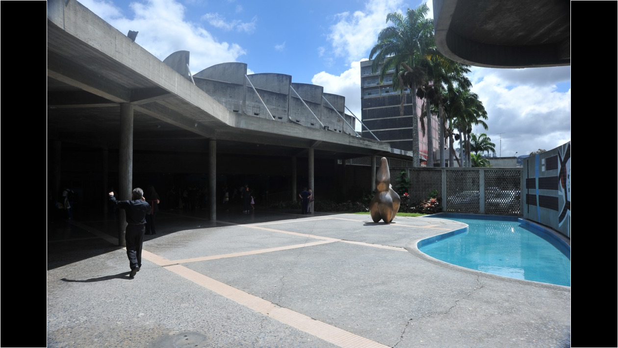 Plaza Cubierta Jean Arp