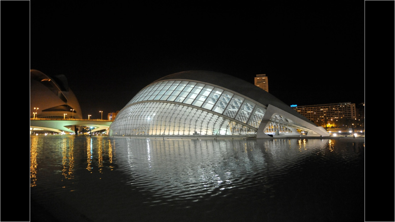 El Hemisferic de noche