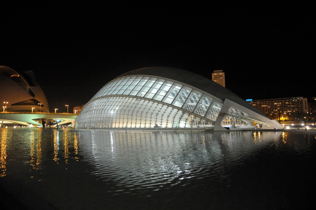 El Hemisferic de noche