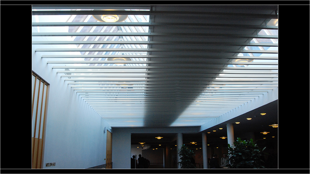 Un difusor de la luz que captan los lucernarios de la Biblioteca