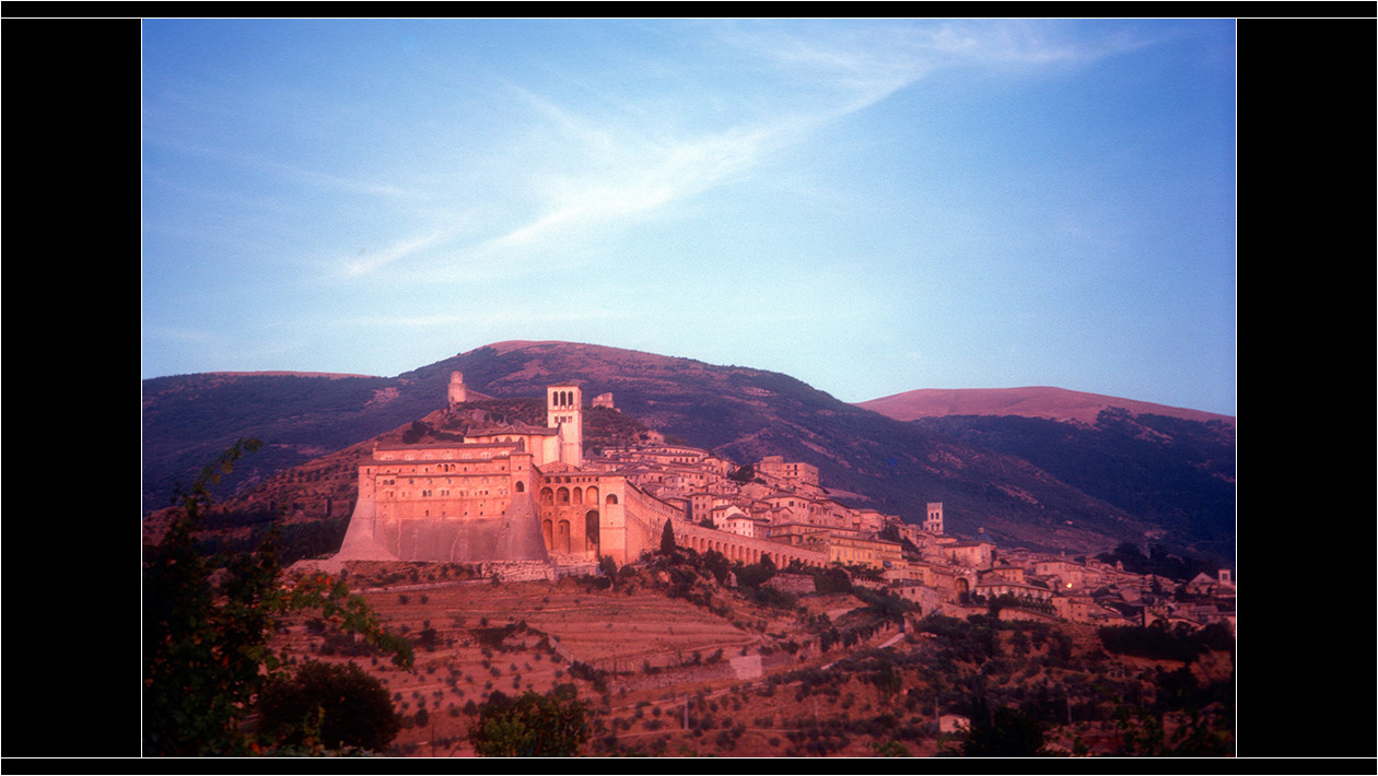El "otro" prodigio de Asís, su costrucción en la colina (fotos de 1962)