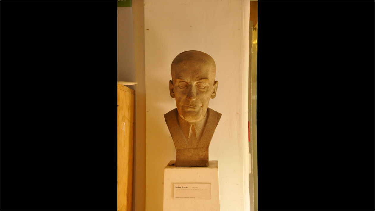 En planta baja, junto a la escalera principal, hay este busto de Walter Gropius.