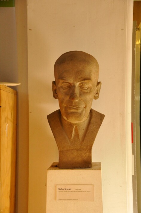 En planta baja, junto a la escalera principal, hay este busto de Walter Gropius.