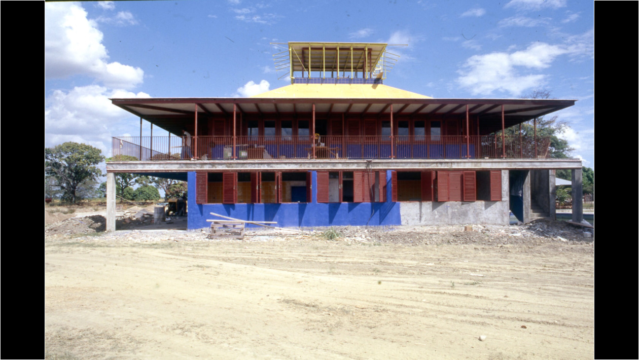 Hacia poniente, abajo, Carolina dispuso su Taller.