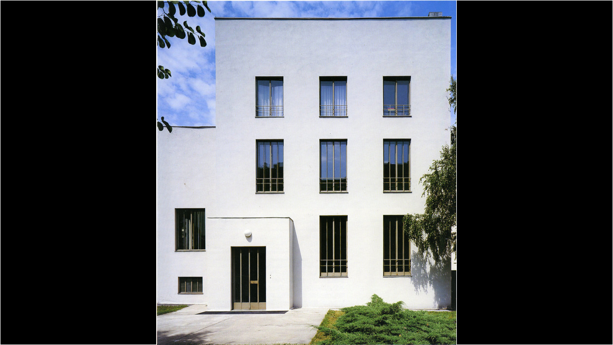 Fachada ppal. Rigor geométrico en las aberturas. Del libro de Paul Wijdeveld.