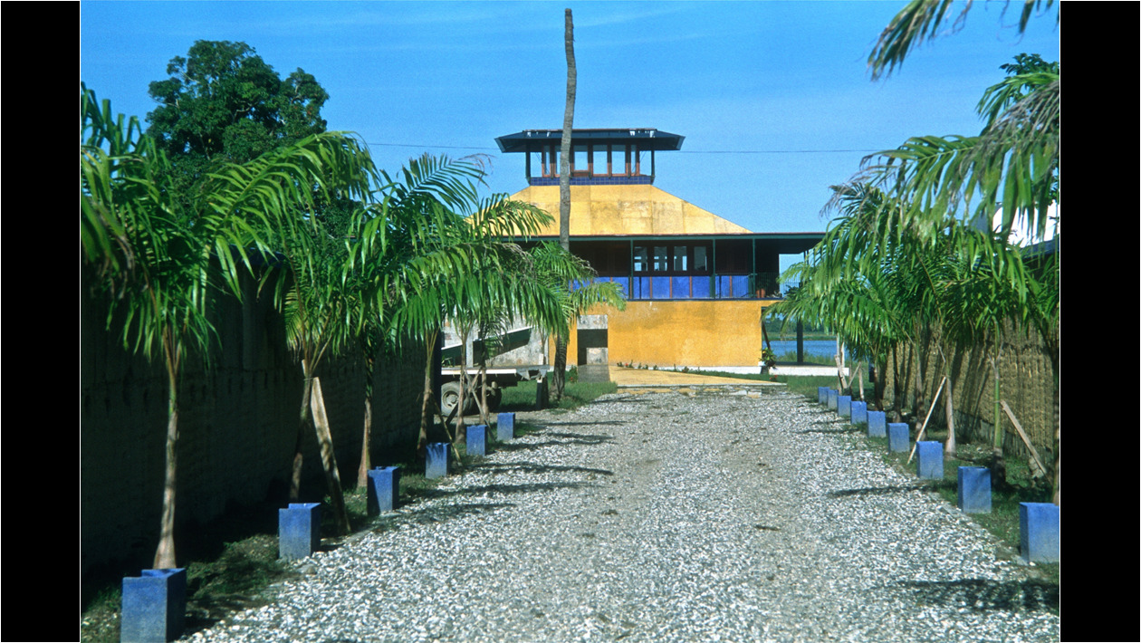 Definen el acceso dos muros de tapia y chaguaramos